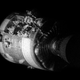 Imagen del módulo de servicio una vez se separó del módulo lunar. Se puede apreciar el daño en el lateral causado por la explosión del tanque de oxígeno.